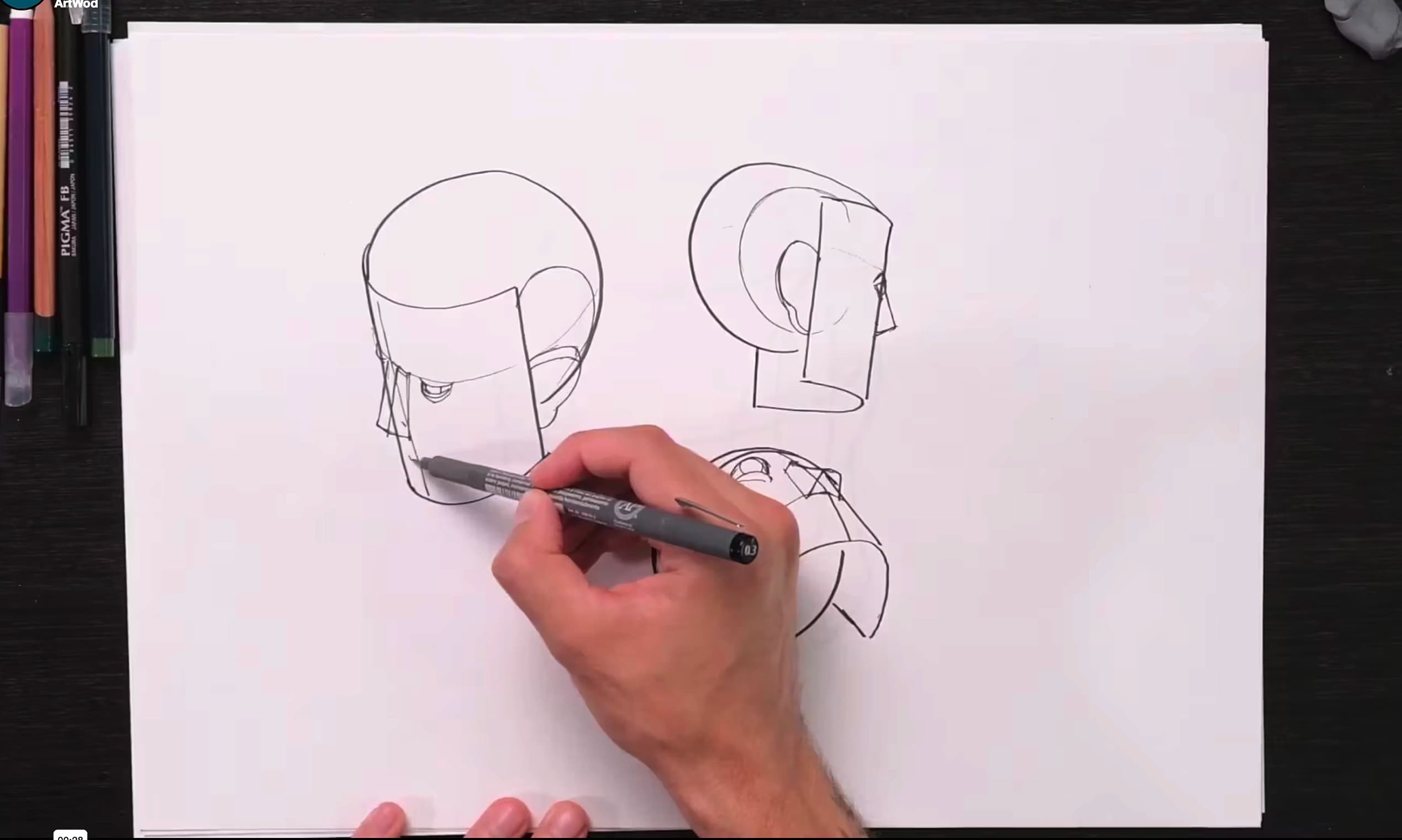 Ajoute les éléments simplifiés du visage sur la structure de la tête.
